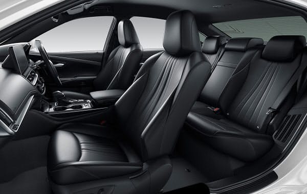 トヨタ、質感を高めた内外装や安全・安心機能を追加した「クラウン」を発売