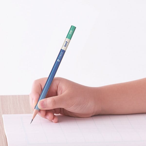 トンボ鉛筆、学童向けに消しゴムでさらっと消える濃い鉛筆「ippo!(イッポ)きれいに消えるかきかたえんぴつ」を発売