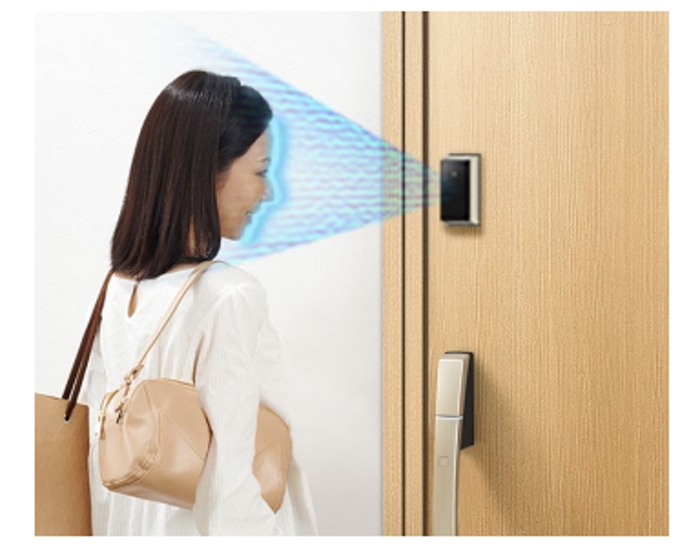 YKK AP、「顔認証キー」仕様を追加した玄関ドア「新スマートドア」