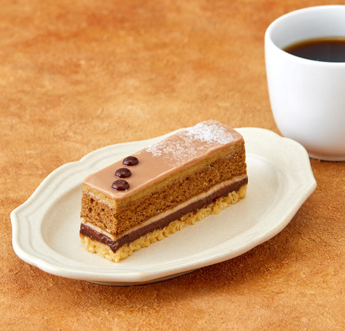 UCCコーヒープロフェッショナル、オリジナルケーキ「黒糖ミルクティのオペラ」と「お芋のズコットケーキ」を期間限定販売