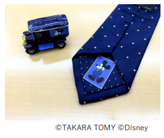 青山商事、ディズニー・タカラトミーとの共同企画「オリジナルネクタイ&限定デザインミニカー ギフトボックスセット」を発売