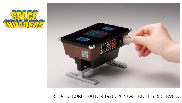 タカラトミーアーツ、「遊べる貯金箱 スペースインベーダー テーブル筐体型」を2024年1月より発売