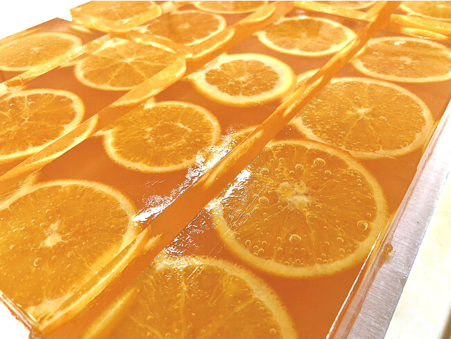 鶴屋吉信、国産ネーブルオレンジを使用した棹物「果味爽涼（かみそうりょう）」を期間限定販売