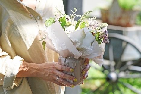 日比谷花壇、置き型の花束「Chouchou Fleur」に地球環境にやさしいラッピングを採用し全面リニューアル販売