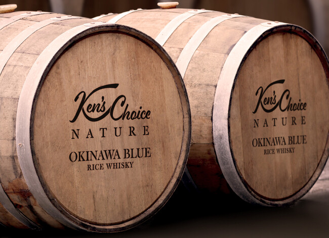 久米仙酒造、松山謙×久米仙酒造 亜熱帯熟成ライスウイスキー「Ken’s Choice NATURE OKINAWA BLUE」を数量限定発売