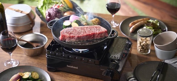 岩谷産業、カセットこんろの上で分厚いステーキ肉が美味しく調理できる鉄鋳物製プレート「ステーキ鉄板プレート」を発売