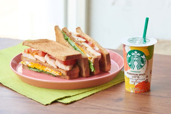 スターバックスとサントリー食品、チルドカップシリーズより「スターバックス パンプキンスパイスラテ」を期間限定発売