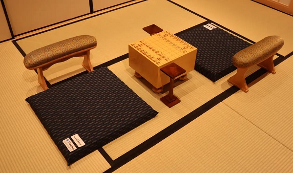 昭和西川、日本将棋連盟と共同開発した「対局用ムアツ座布団」を発売