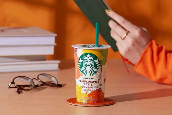 スターバックスとサントリー食品、チルドカップシリーズより「スターバックス パンプキンスパイスラテ」を期間限定発売