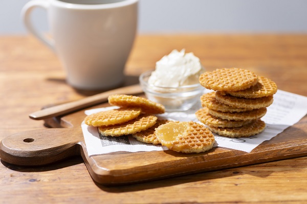 JALUX、「トカチカラ」よりギンビスと共同開発した「トカチカラ 十勝ワッフルサンド クリームチーズ風味」を発売