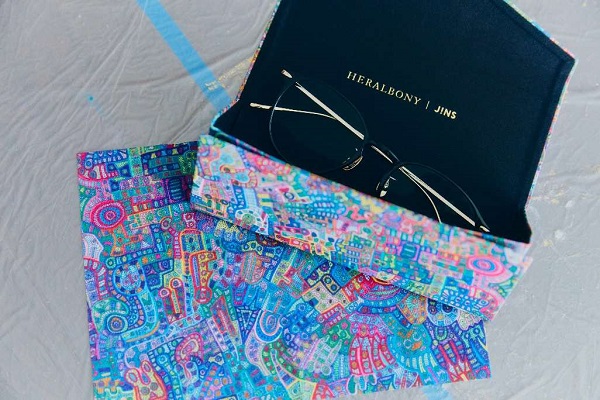 ジンズ、アーティスト・カミジョウミカ氏の作品を起用した「HERALBONY｜JINSケース・セリート」を発売