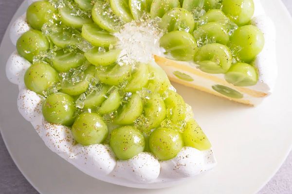 東和フードサービス、「椿屋珈琲」と「ダッキーダック」で「シャインマスカットのショートケーキ」を販売