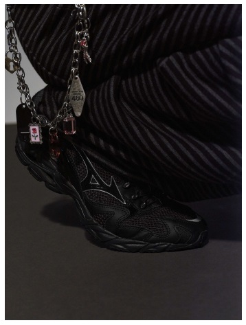 バロックジャパンリミテッドとミズノ、SLYとMizunoのコラボアイテム「WAVE RIDER 10 SLY」を発売