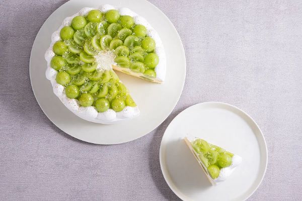 東和フードサービス、「椿屋珈琲」と「ダッキーダック」で「シャインマスカットのショートケーキ」を販売