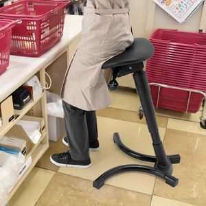 サンワサプライ、「サンワダイレクト」で座面の角度調節可能なエルゴチェア「150-SNCERG66BK」を発売