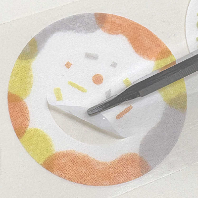 発表日:2025年11月18日
デコの幅がぐっと広がる!1柄で"外枠"と"内側"で2度楽しい
ロールシール『wakumo(ワクモ)』11月下旬発売
**サンスター文具株式会社
**は、1柄で「外枠」と「内側」の2枚に分かれたデコレーションに最適なロールシール『wakumo(ワクモ)』(全8種・各594円 税込)を2025年11月下旬より発売します。全国の文具取扱店・オンラインショップなどで取り扱い予定です。
※参考画像(1)は添付の関連資料を参照
●ロールシール『ワクモ』商品ページ : https://www.sun-star-st.jp/items/250901231927/
ロールシール『ワクモ』は、1柄が「外枠」と「内側」の2枚に分かれた仕様。外枠シールと内側シールを別々に使えるため、自由なアレンジが楽しめます。サイズは外枠シールが約31mm、内側シールは約18mmで、手帳のマンスリーページにちょうど良いサイズ。外枠と内側を切り離さずに1枚のシールとして使うことも可能で、手軽にページを華やかにできます。