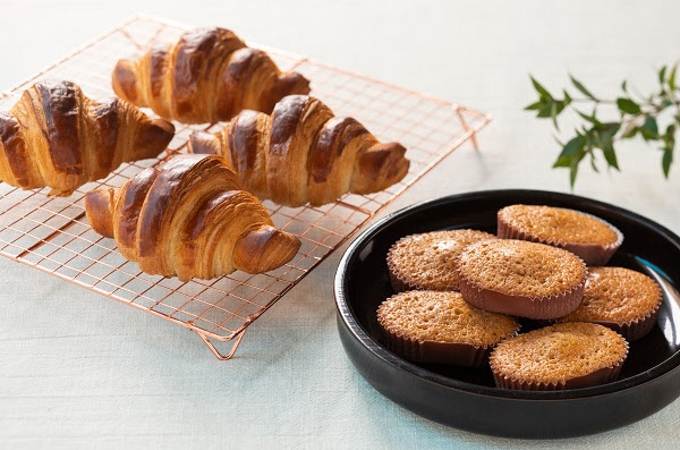 敷島製パン、かいこを原料としたクロワッサン・マドレーヌをオンラインショップで数量限定発売