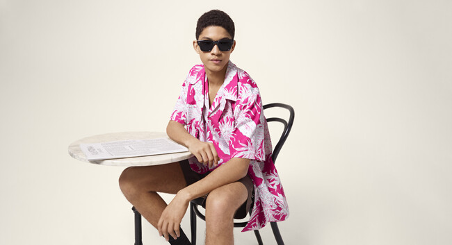 ヴァレンティノ、日本発のハワイアンシャツブランド"サンサーフ”とのコラボレーションシャツを発売