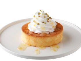 モスフードサービス、「北海道バターふんわりスフレパンケーキ＜はちみつレモン＞ ～瀬戸内産レモン～」「スパークリングコーヒー ＜はちみつレモン＞」を発売