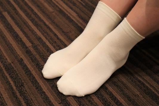 青山商事、足の「冷え」に悩むビジネスパーソン向け特殊な機能性糸を使用した薄くて暖かい「温活ソックス」を発売