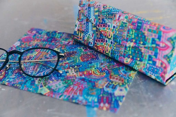 ジンズ、アーティスト・カミジョウミカ氏の作品を起用した「HERALBONY｜JINSケース・セリート」を発売