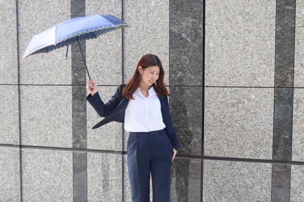 青山商事、日傘同等レベルの遮蔽率を備えた「着る日傘」のようなセットアップスーツを発売