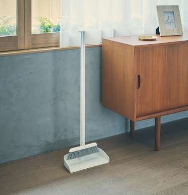 マーナ、「スタンドほうきちりとり」を発売