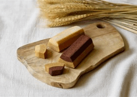 ローソン、良品計画との共同開発商品「不揃いバウム ブラン&チョコ/ブラン&チーズ」を発売