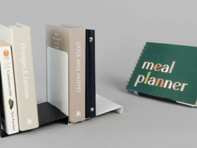 カール事務器、すっきり魅せる2WAYブックエンド「ブックチルト」を発売