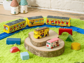 タカラトミー、ロングセラー絵本「くまのがっこう」とコラボした「トミカ」・「プラレール」を発売