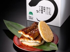 モスフードサービス、「日本料理 かんだ」監修の「炭焼き 国産鰻重バーガー」をモス公式オンラインショップで数量限定発売