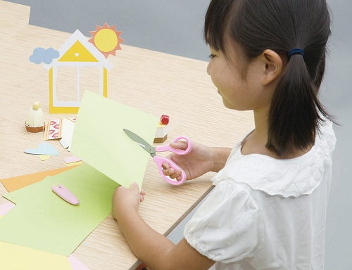 プラス、子ども用はさみ「フィットカットカーブ ジュニア＜限定＞くだものシリーズ」を数量限定発売